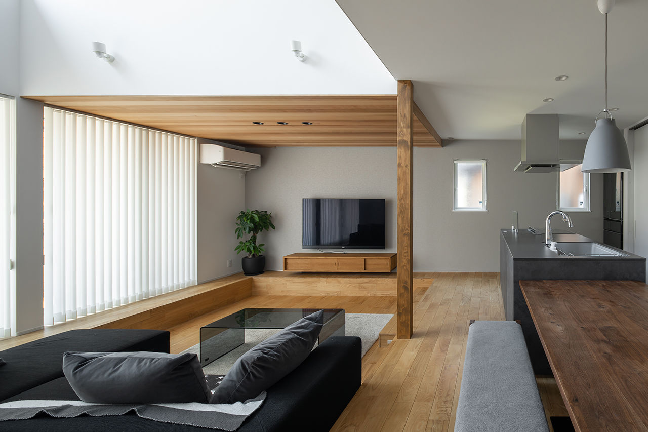 ルポハウス一級建築士事務所 【3000万円台/滋賀/吹抜け】クリの無垢床リビングで暮らす対称的な家。伸びやかなダウンフロアも快適の建築実例画像2