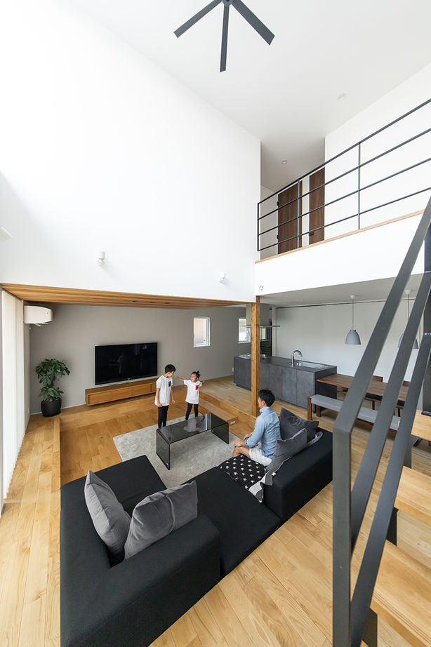 ルポハウス一級建築士事務所 【3000万円台/滋賀/吹抜け】クリの無垢床リビングで暮らす対称的な家。伸びやかなダウンフロアも快適の建築実例画像3