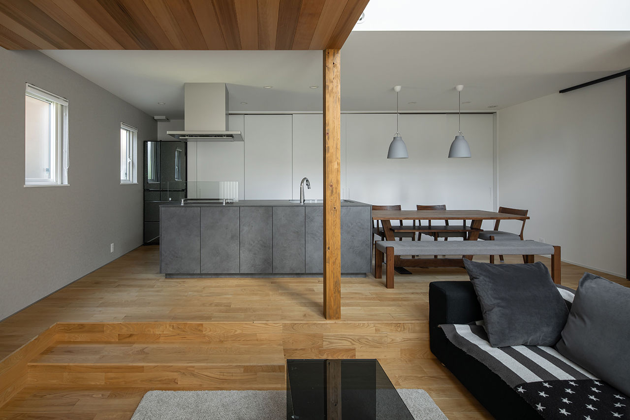 ルポハウス一級建築士事務所 【3000万円台/滋賀/吹抜け】クリの無垢床リビングで暮らす対称的な家。伸びやかなダウンフロアも快適の建築実例画像4
