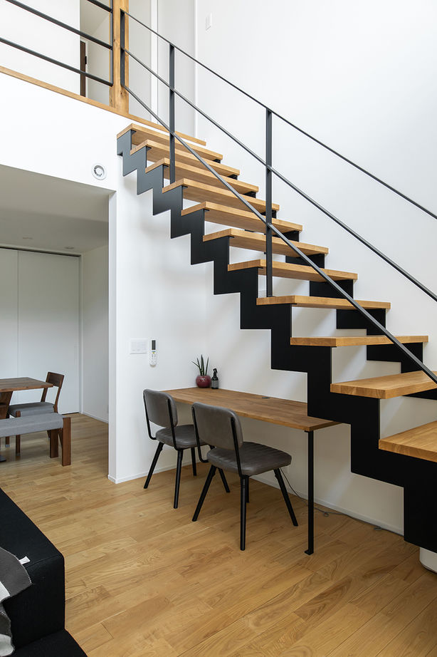 ルポハウス一級建築士事務所 【3000万円台/滋賀/吹抜け】クリの無垢床リビングで暮らす対称的な家。伸びやかなダウンフロアも快適の建築実例画像5