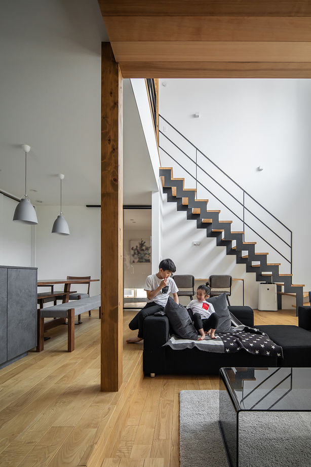ルポハウス一級建築士事務所 【3000万円台/滋賀/吹抜け】クリの無垢床リビングで暮らす対称的な家。伸びやかなダウンフロアも快適の建築実例画像10