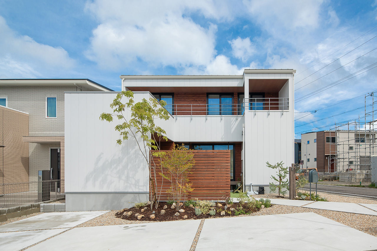 ルポハウス一級建築士事務所 【2000万円台/滋賀/ガルバ】趣味に囲まれたコの字型の家。美しいナチュラルガーデンも実現の建築実例画像1