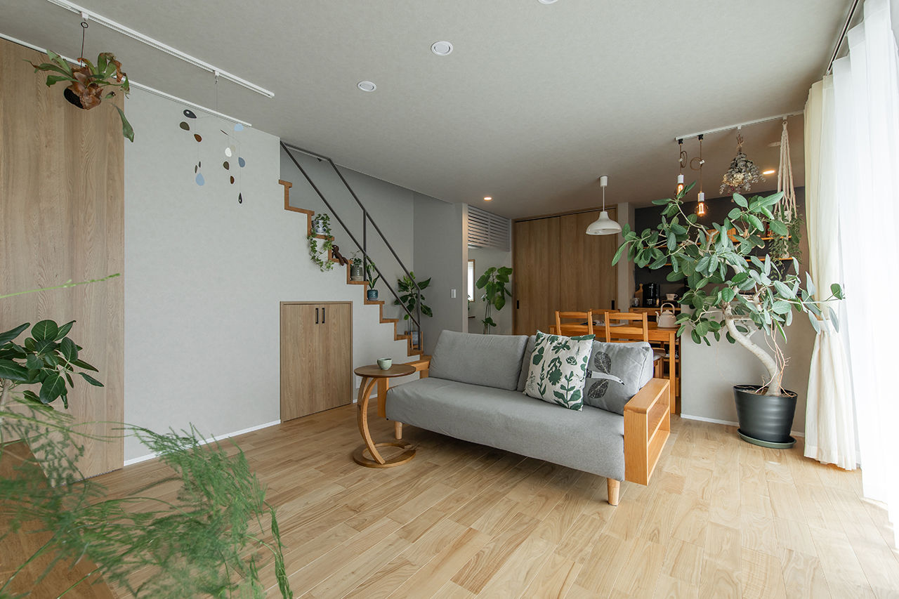 ルポハウス一級建築士事務所 【2000万円台/滋賀/ガルバ】趣味に囲まれたコの字型の家。美しいナチュラルガーデンも実現の建築実例画像2