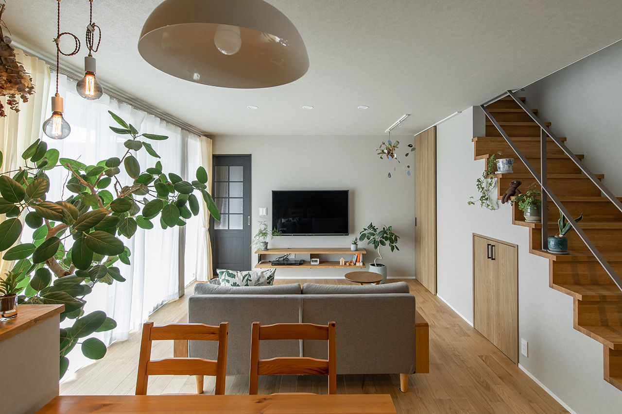 ルポハウス一級建築士事務所 【2000万円台/滋賀/ガルバ】趣味に囲まれたコの字型の家。美しいナチュラルガーデンも実現の建築実例画像3