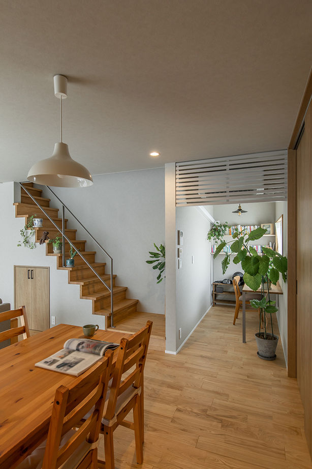 ルポハウス一級建築士事務所 【2000万円台/滋賀/ガルバ】趣味に囲まれたコの字型の家。美しいナチュラルガーデンも実現の建築実例画像6