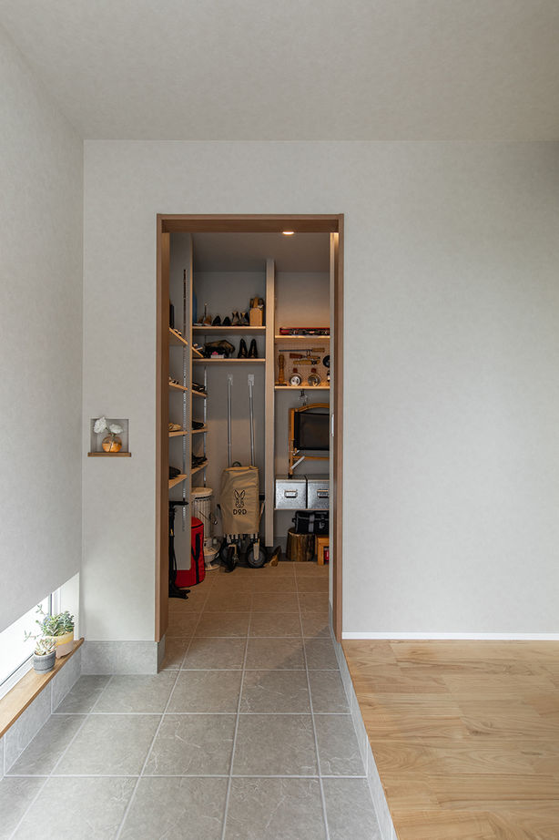 ルポハウス一級建築士事務所 【2000万円台/滋賀/ガルバ】趣味に囲まれたコの字型の家。美しいナチュラルガーデンも実現の建築実例画像9