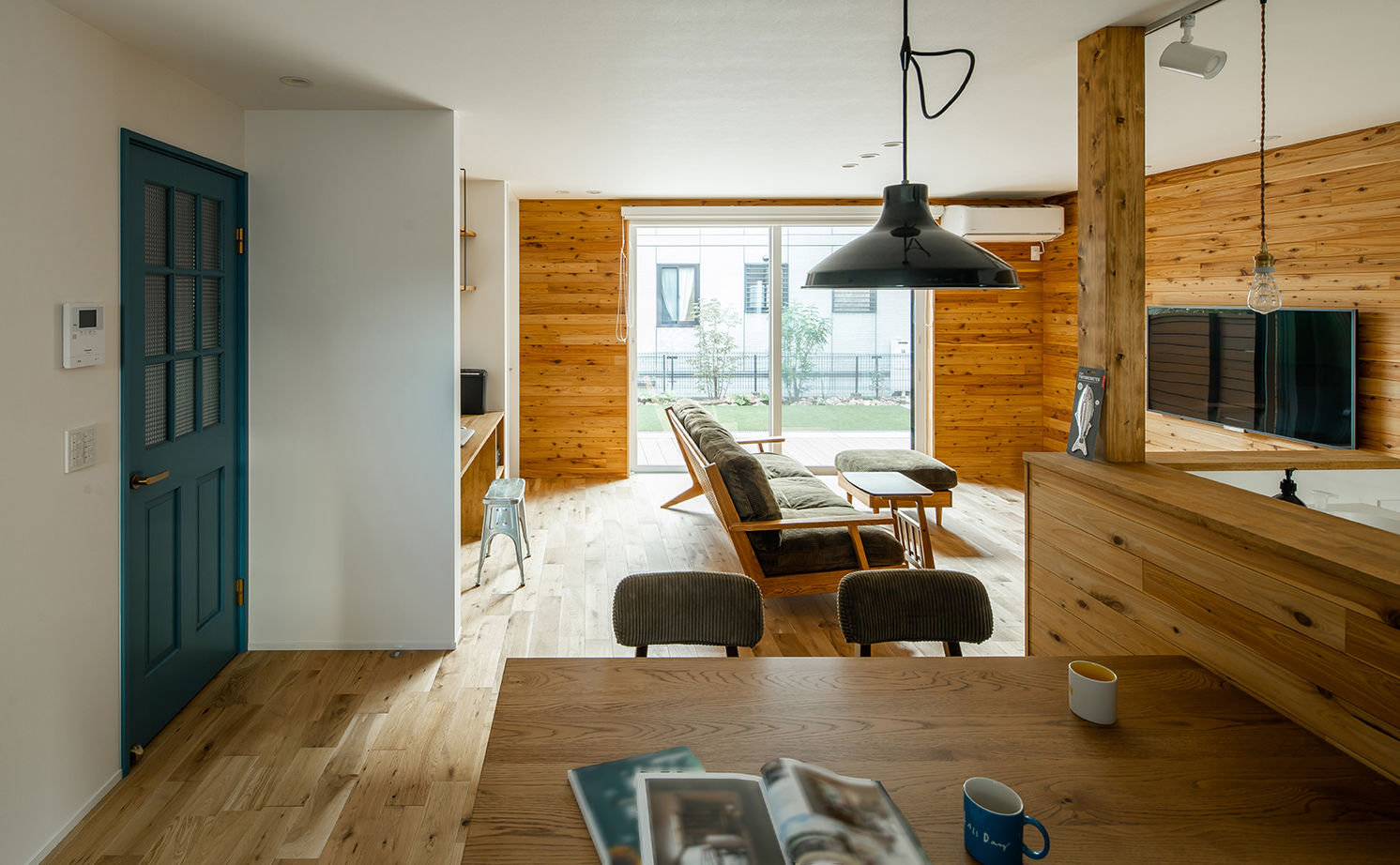 ルポハウス一級建築士事務所 【滋賀/木の家/ガルバリウム】ヒノキ香るアトリエのある住まい。遊び場の庭と一体感のある伸びやかな間取りの建築実例画像2