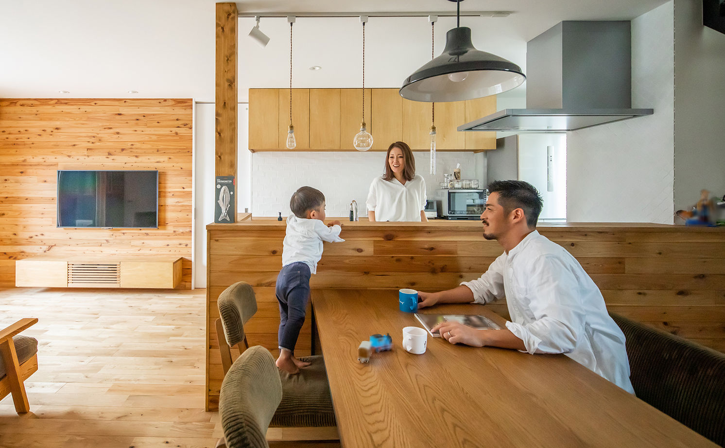 ルポハウス一級建築士事務所 【滋賀/木の家/ガルバリウム】ヒノキ香るアトリエのある住まい。遊び場の庭と一体感のある伸びやかな間取りの建築実例画像3