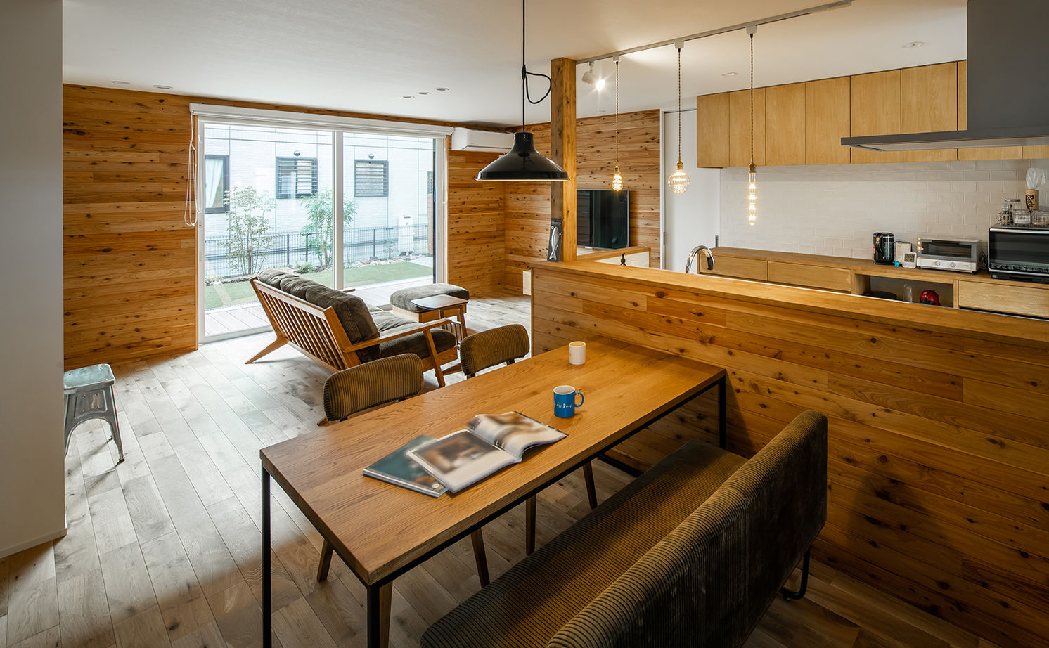 ルポハウス一級建築士事務所 【滋賀/木の家/ガルバリウム】ヒノキ香るアトリエのある住まい。遊び場の庭と一体感のある伸びやかな間取りの建築実例画像8