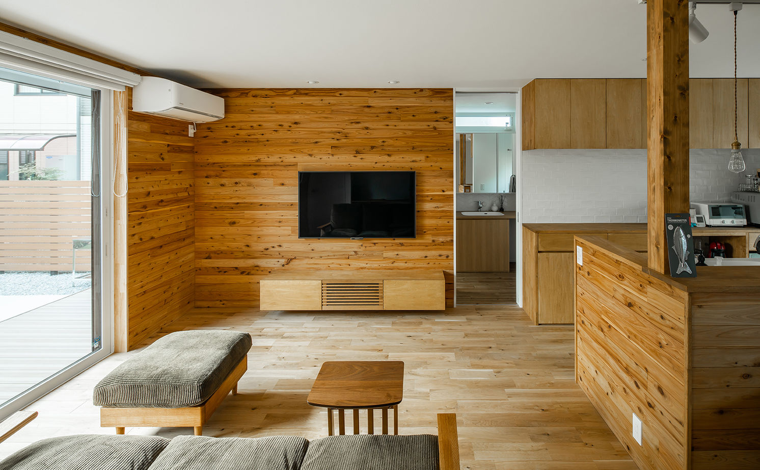 ルポハウス一級建築士事務所 【滋賀/木の家/ガルバリウム】ヒノキ香るアトリエのある住まい。遊び場の庭と一体感のある伸びやかな間取りの建築実例画像10