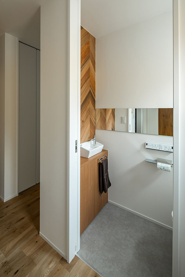 ルポハウス一級建築士事務所 【滋賀/木の家/ガルバリウム】ヒノキ香るアトリエのある住まい。遊び場の庭と一体感のある伸びやかな間取りの建築実例画像17