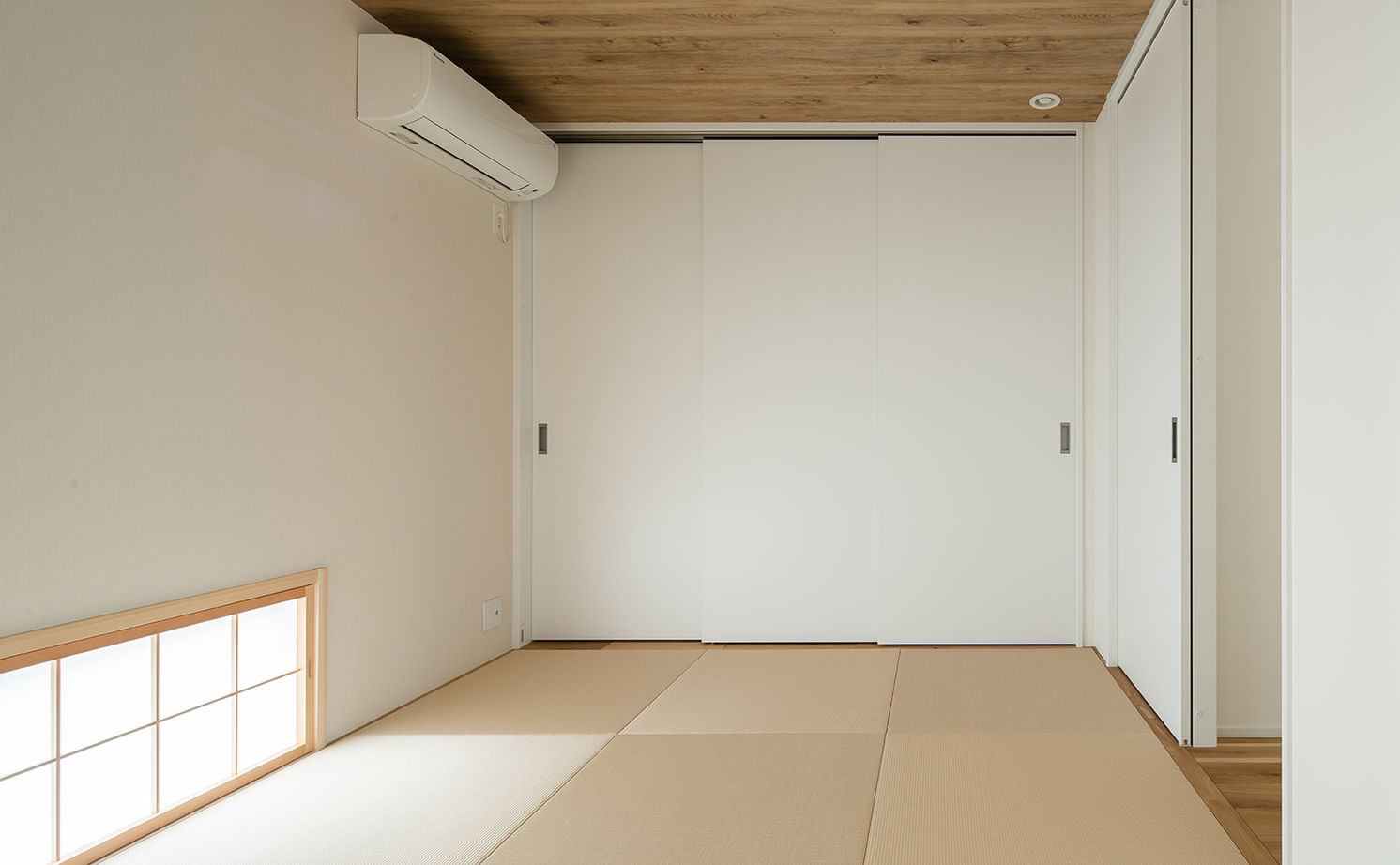 ルポハウス一級建築士事務所 【滋賀/木の家/ガルバリウム】ヒノキ香るアトリエのある住まい。遊び場の庭と一体感のある伸びやかな間取りの建築実例画像18