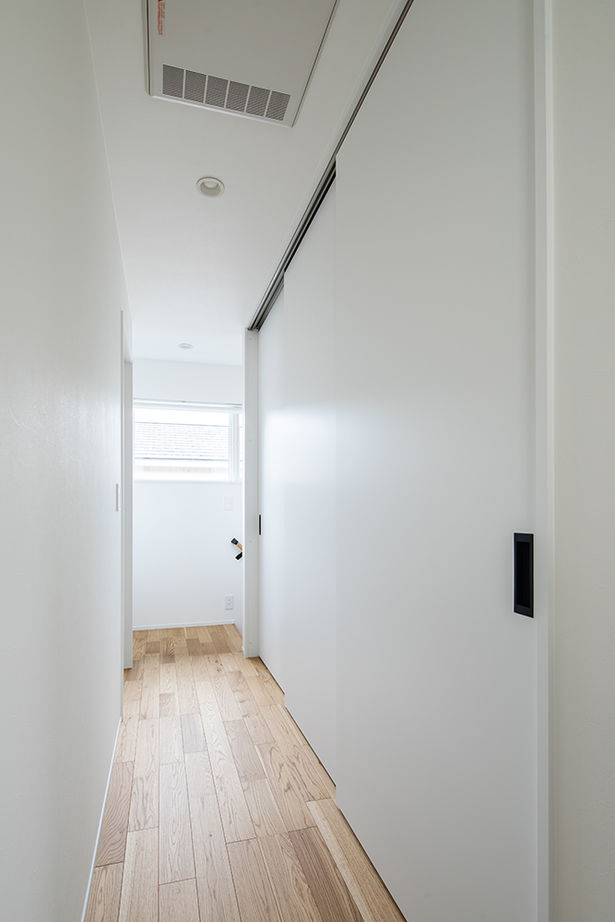 ルポハウス一級建築士事務所 【滋賀/木の家/ガルバリウム】ヒノキ香るアトリエのある住まい。遊び場の庭と一体感のある伸びやかな間取りの建築実例画像20