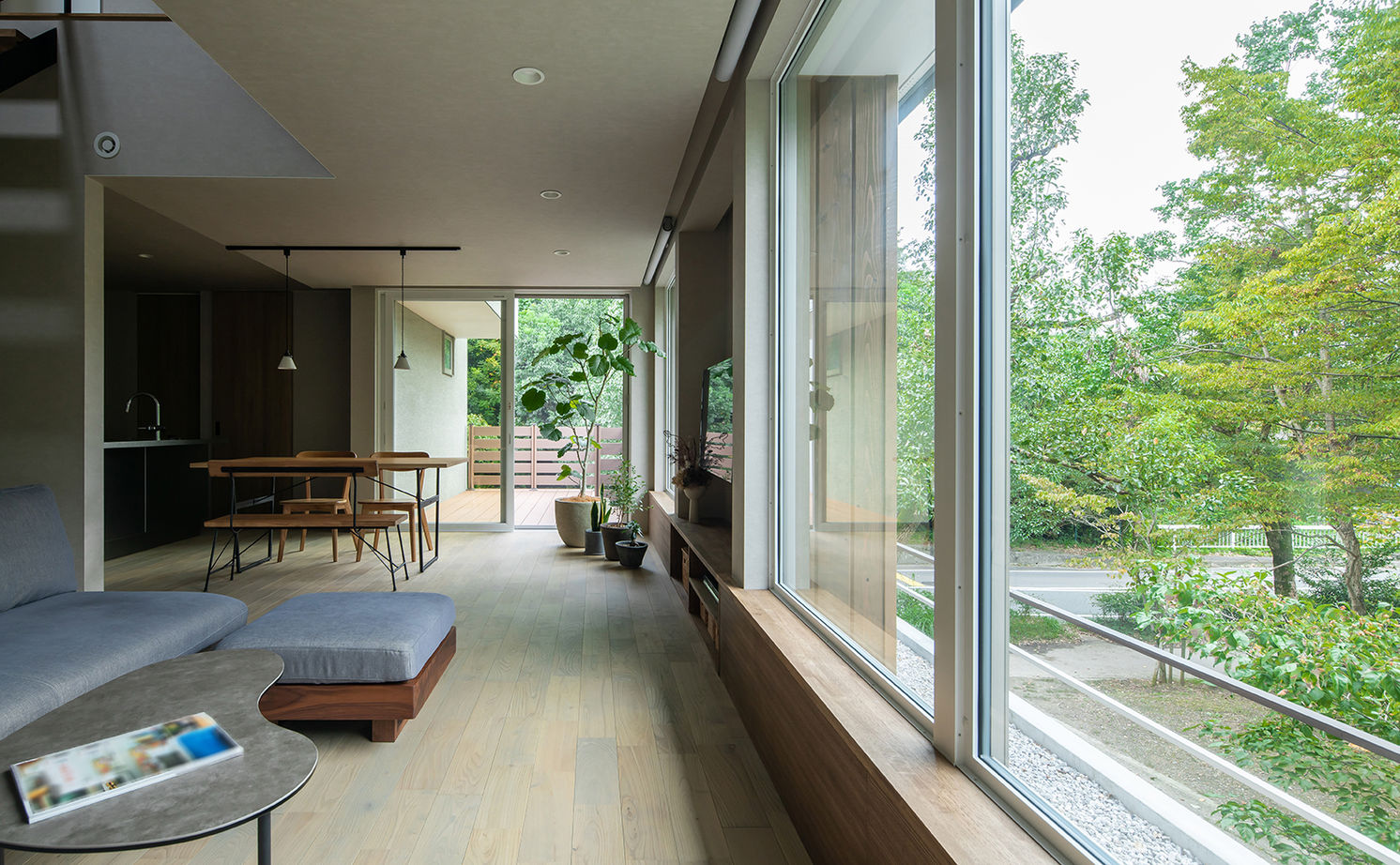 ルポハウス一級建築士事務所 【2000万円台/滋賀/30坪台】新緑を映す家。森の中の美術館で過ごすような至福の時間をカタチにの建築実例画像3