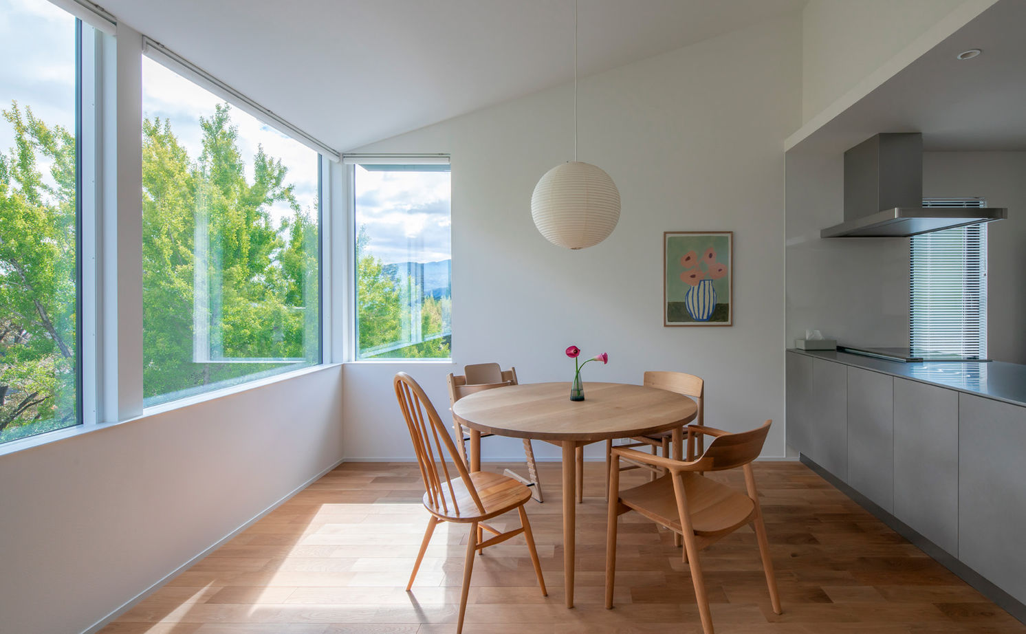 ルポハウス一級建築士事務所 【2000万円台／滋賀／2階リビング／子育て】大きな窓から季節を近くに感じられる、琵琶湖を望む家の建築実例画像2