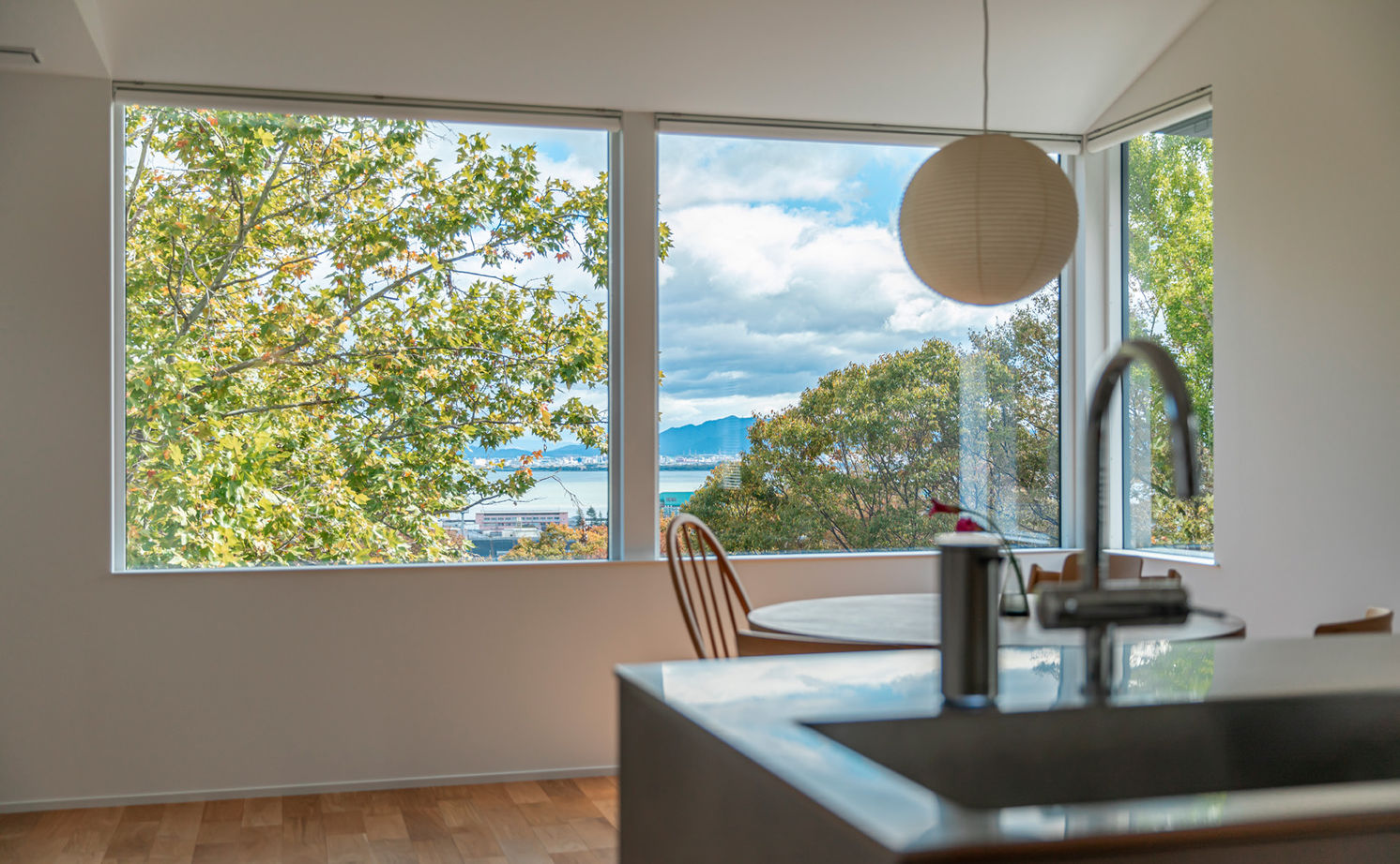 ルポハウス一級建築士事務所 【2000万円台／滋賀／2階リビング／子育て】大きな窓から季節を近くに感じられる、琵琶湖を望む家の建築実例画像5