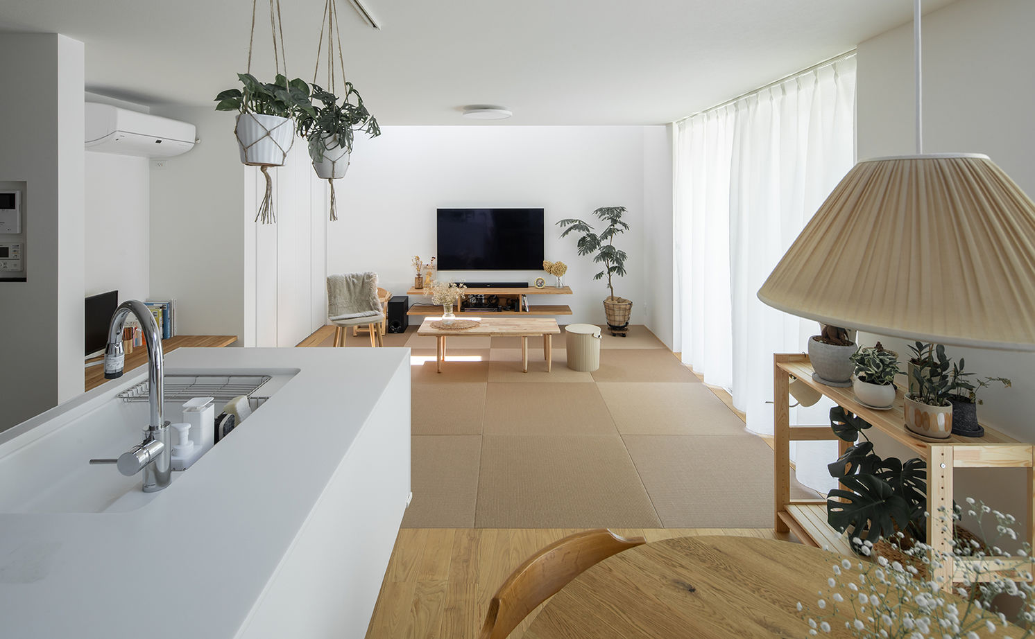 ルポハウス一級建築士事務所 【2000万円台/滋賀/子育て/和風モダン】仕事も家事も、お家時間も。こだわり詰まった、とんがり屋根の家の建築実例画像2