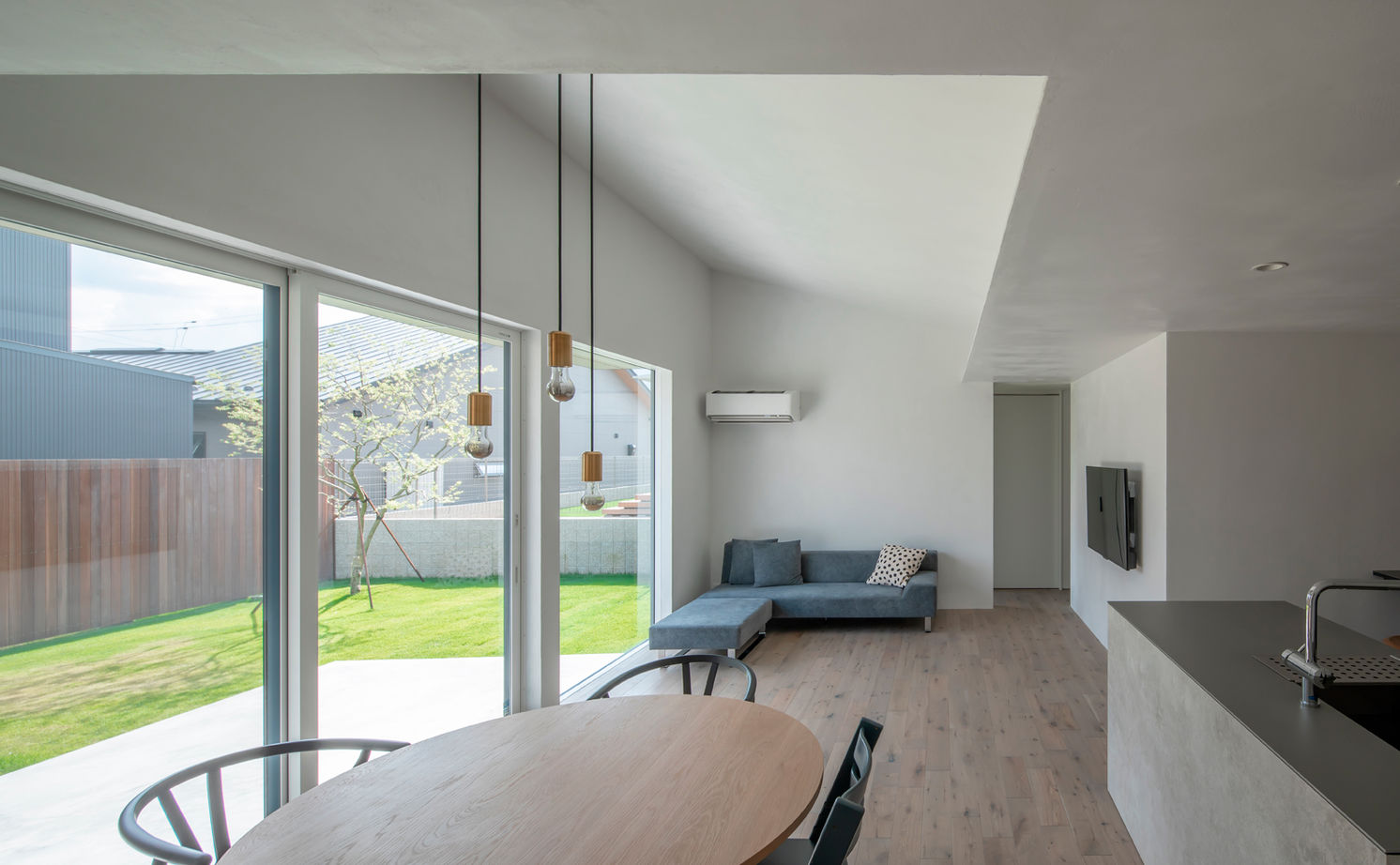 ルポハウス一級建築士事務所 【2000万円台／滋賀／平屋／中庭】本物の素材にこだわった、デザインと機能面が両立した平屋の建築実例画像2