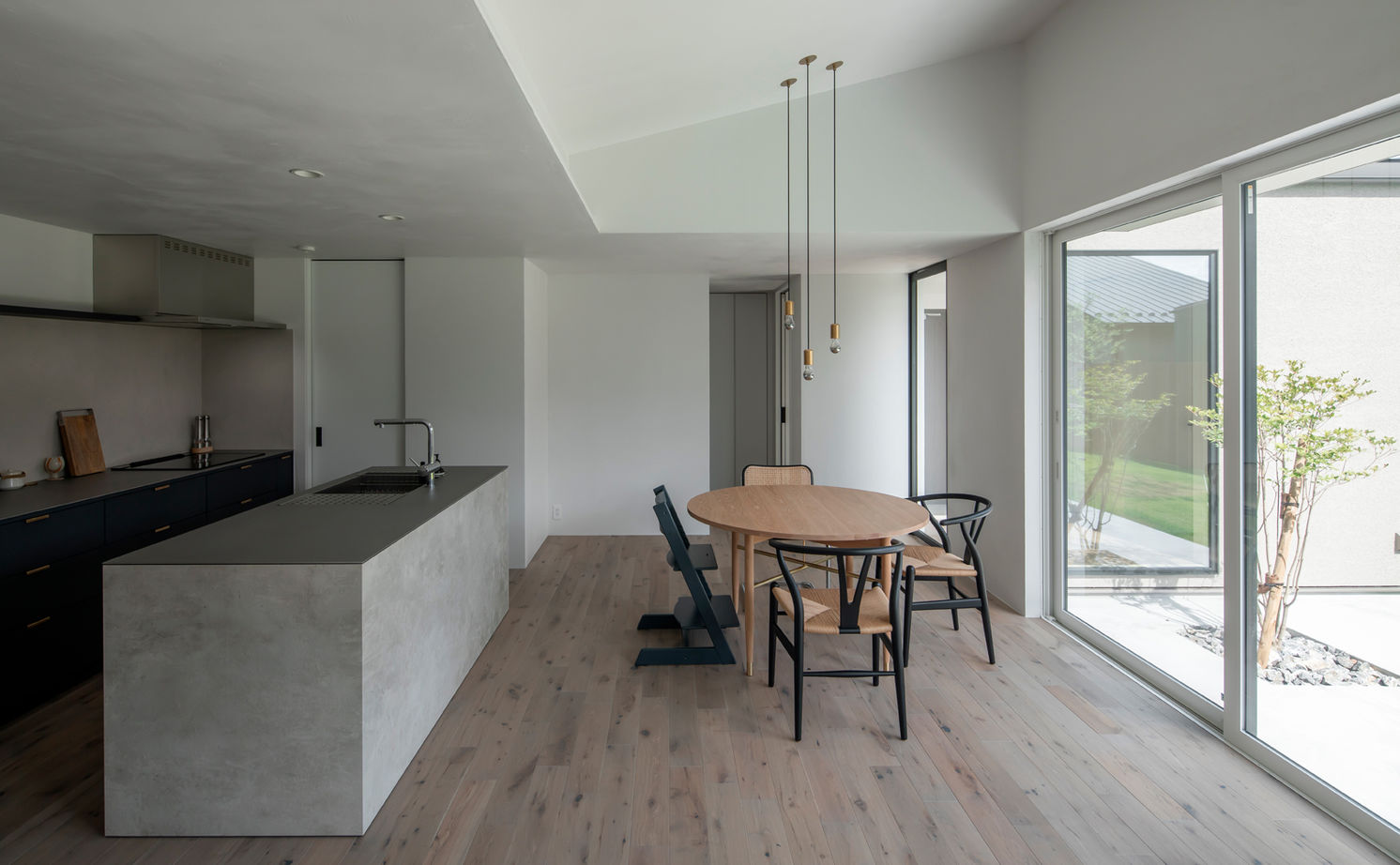 ルポハウス一級建築士事務所 【2000万円台／滋賀／平屋／中庭】本物の素材にこだわった、デザインと機能面が両立した平屋の建築実例画像3