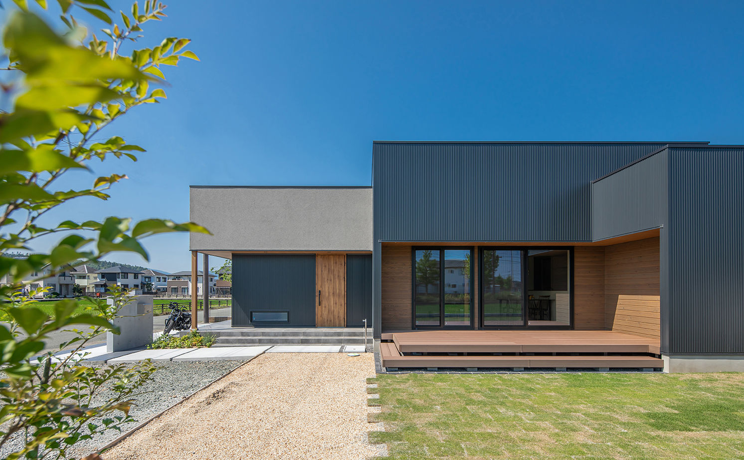 ルポハウス一級建築士事務所 【滋賀/平屋/2000万円台】ナチュラルな室内には遊び心あふれる書斎。異素材の外観が映えるL字型の平屋の建築実例画像2