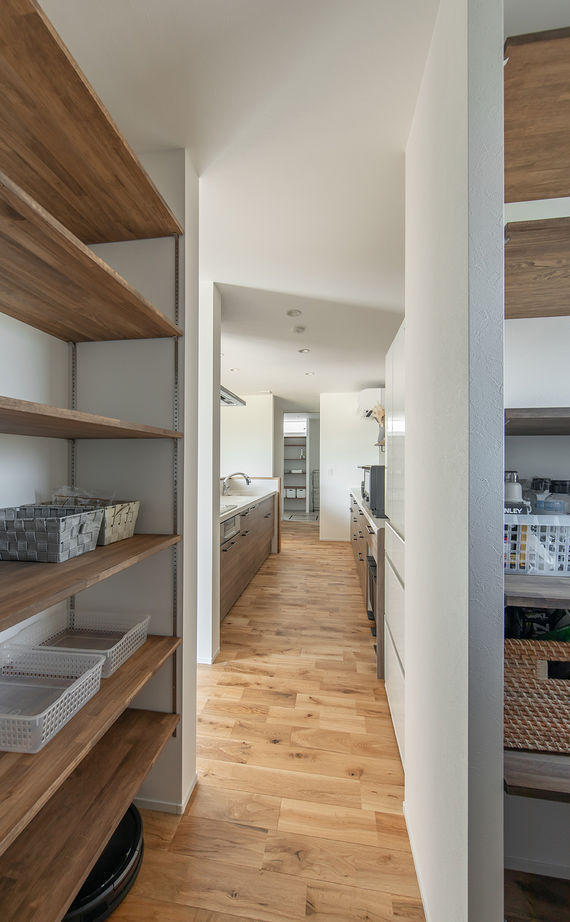 ルポハウス一級建築士事務所 【滋賀/平屋/2000万円台】ナチュラルな室内には遊び心あふれる書斎。異素材の外観が映えるL字型の平屋の建築実例画像8