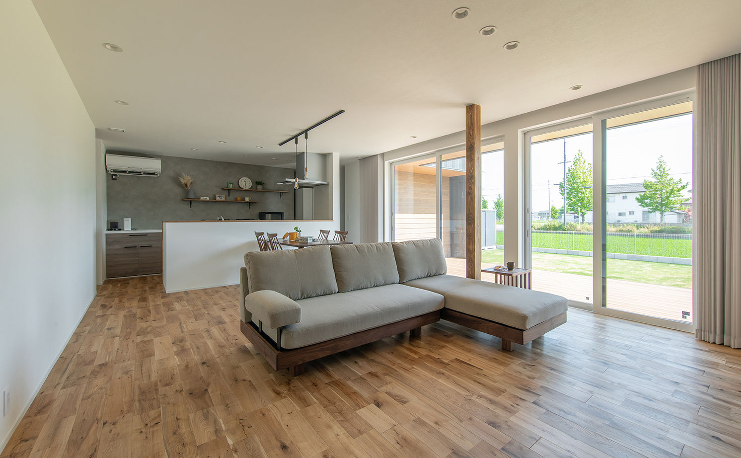 ルポハウス一級建築士事務所 【滋賀/平屋/2000万円台】ナチュラルな室内には遊び心あふれる書斎。異素材の外観が映えるL字型の平屋の建築実例画像19