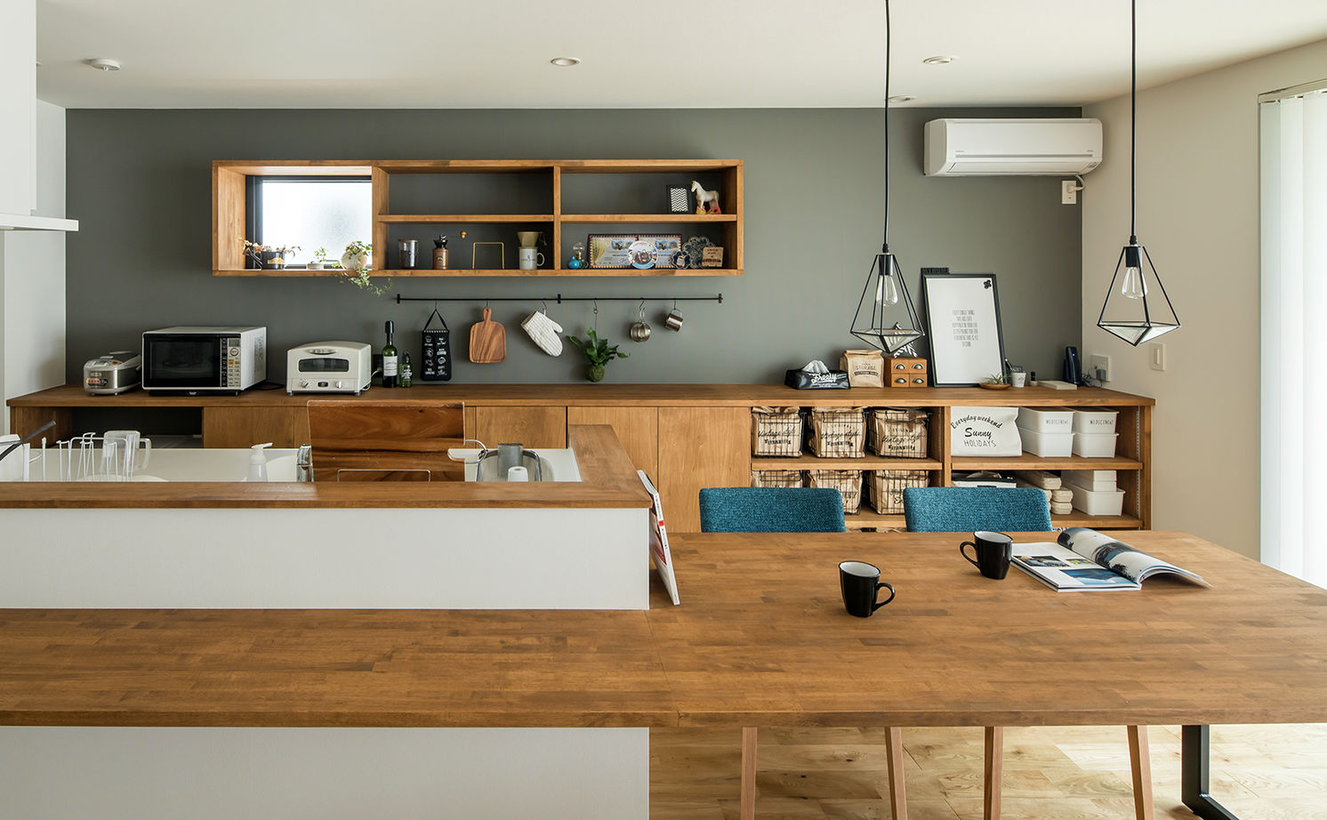 ルポハウス一級建築士事務所 【草津/2160万円】家族が集うオープンリビングの家。開放的な空間と見せる収納でカッコよく暮らすの建築実例画像2