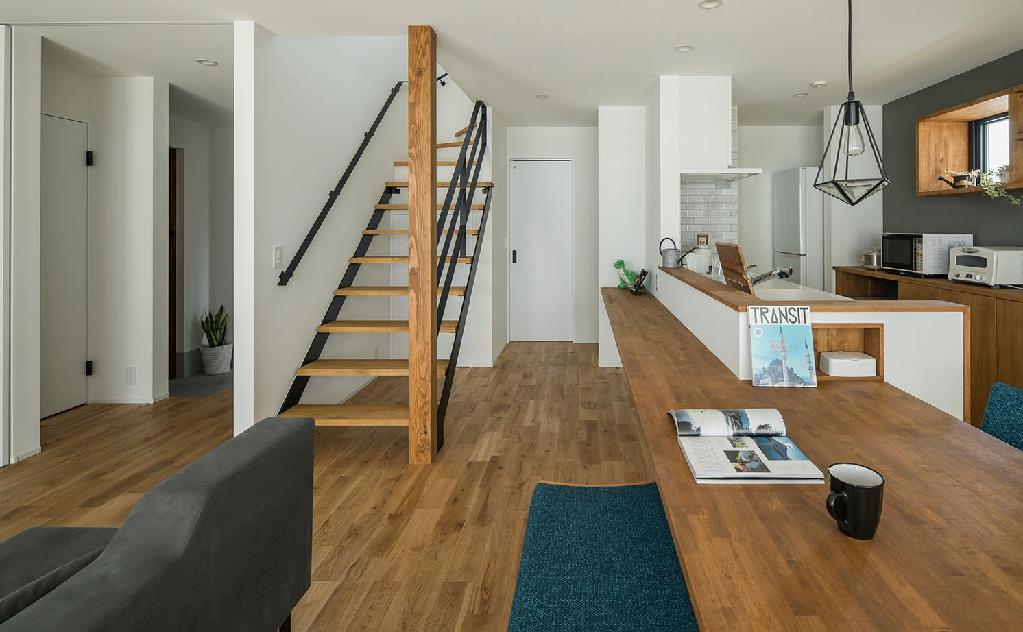 ルポハウス一級建築士事務所 【草津/2160万円】家族が集うオープンリビングの家。開放的な空間と見せる収納でカッコよく暮らすの建築実例画像5