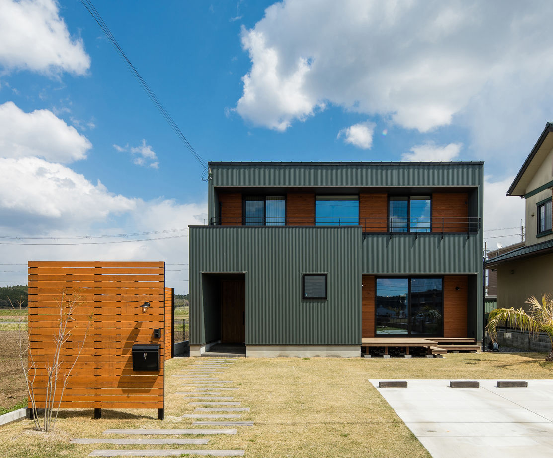 ルポハウス一級建築士事務所 【滋賀/2000万円台前半】クールな男前ガルバの家。開放感あるリビングの吹き抜けが特徴の建築実例画像1