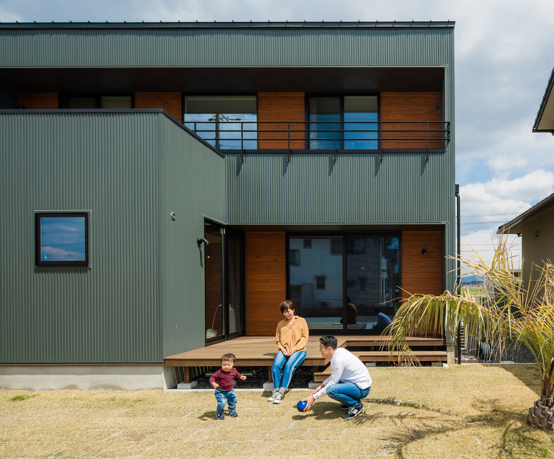 ルポハウス一級建築士事務所 【滋賀/2000万円台前半】クールな男前ガルバの家。開放感あるリビングの吹き抜けが特徴の建築実例画像2