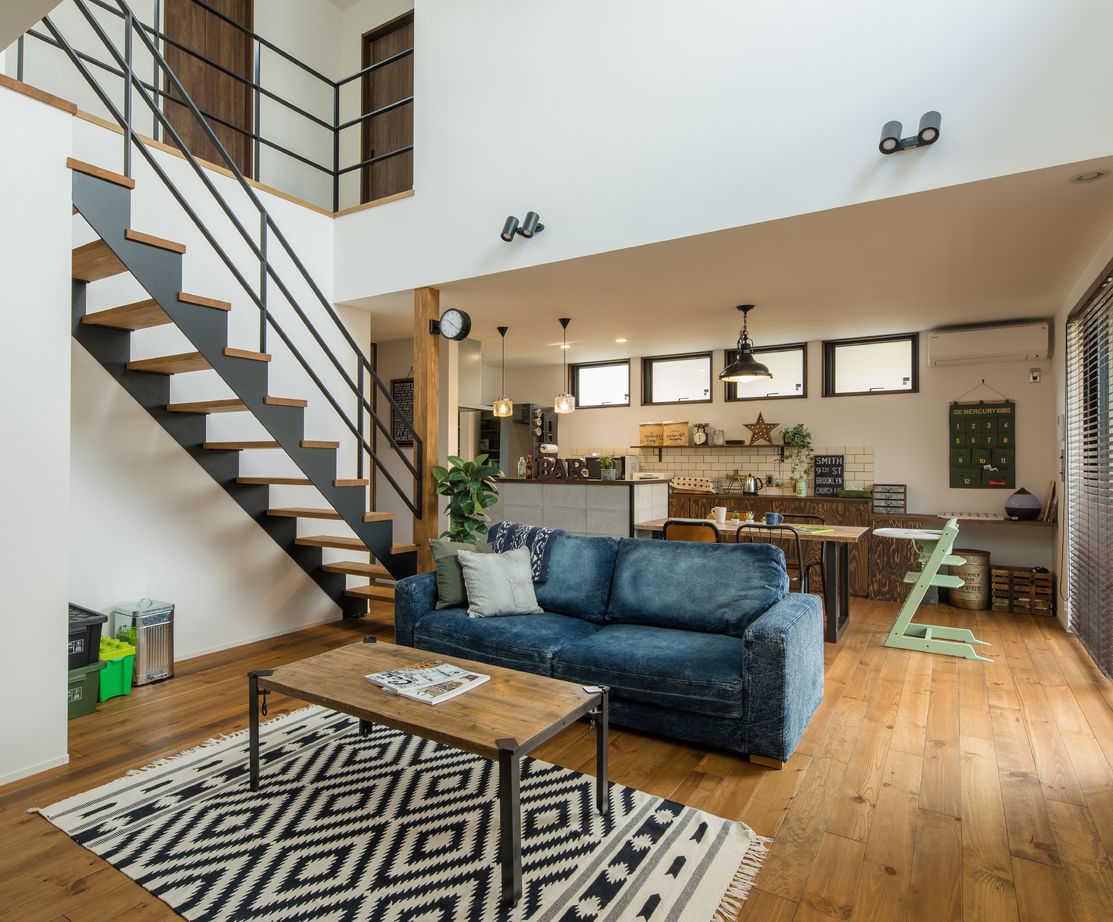 ルポハウス一級建築士事務所 【滋賀/2000万円台前半】クールな男前ガルバの家。開放感あるリビングの吹き抜けが特徴の建築実例画像3