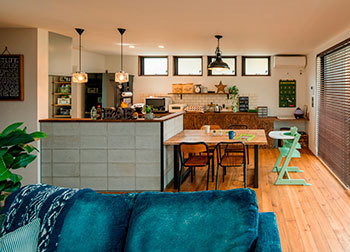 ルポハウス一級建築士事務所 【滋賀/2000万円台前半】クールな男前ガルバの家。開放感あるリビングの吹き抜けが特徴の建築実例画像6