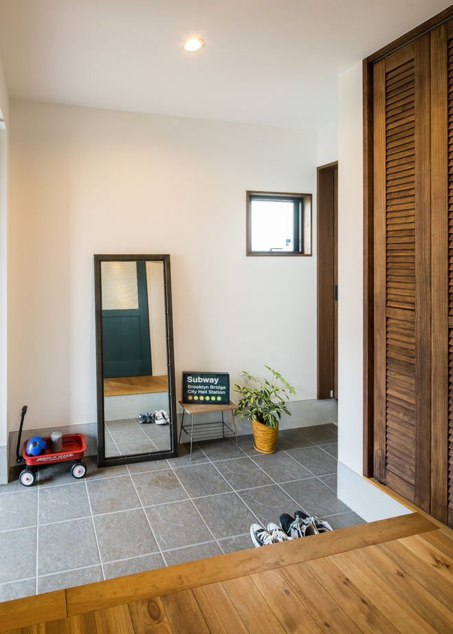 ルポハウス一級建築士事務所 【滋賀/2000万円台前半】クールな男前ガルバの家。開放感あるリビングの吹き抜けが特徴の建築実例画像8