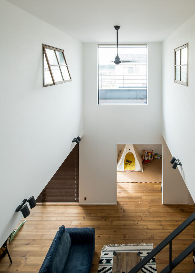 ルポハウス一級建築士事務所 【滋賀/2000万円台前半】クールな男前ガルバの家。開放感あるリビングの吹き抜けが特徴の建築実例画像9