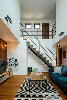 ルポハウス一級建築士事務所 【滋賀/2000万円台前半】クールな男前ガルバの家。開放感あるリビングの吹き抜けが特徴の建築実例画像10