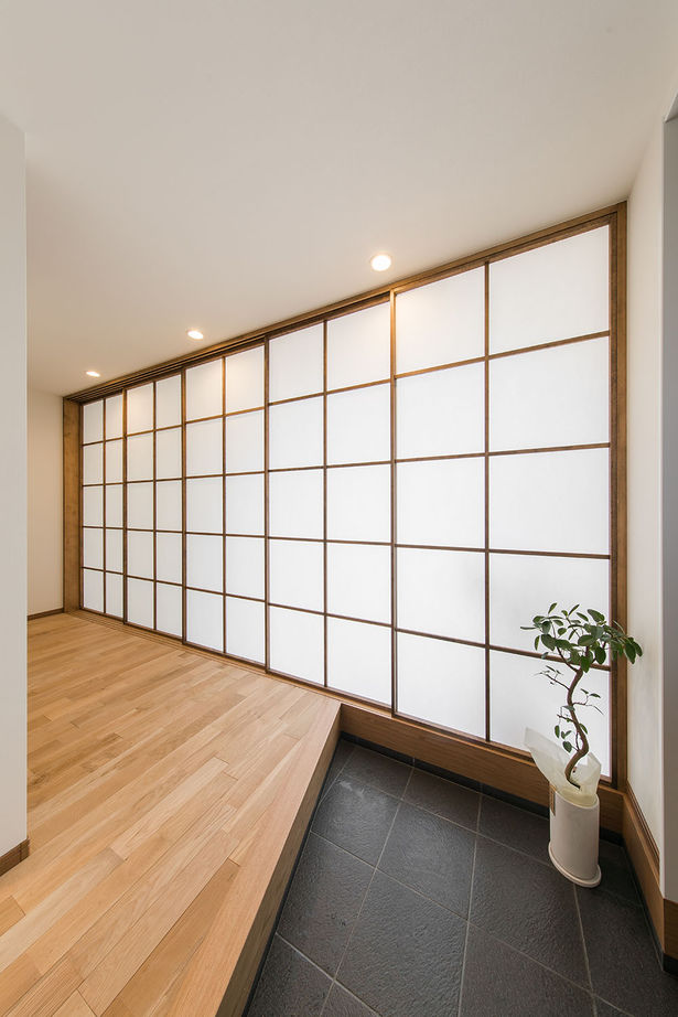 ルポハウス一級建築士事務所 【京都/1954万円】障子でつながる和モダンな家。ガルバリウムと木塀でシンプルでカッコイイ外観にの建築実例画像2