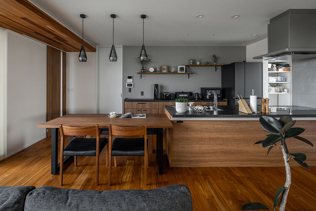 ルポハウス一級建築士事務所 【3000万円台/滋賀/庭付き】チークの床が映える家。Ｌ字の下がり天井が引き立てる上質な空間の建築実例画像2