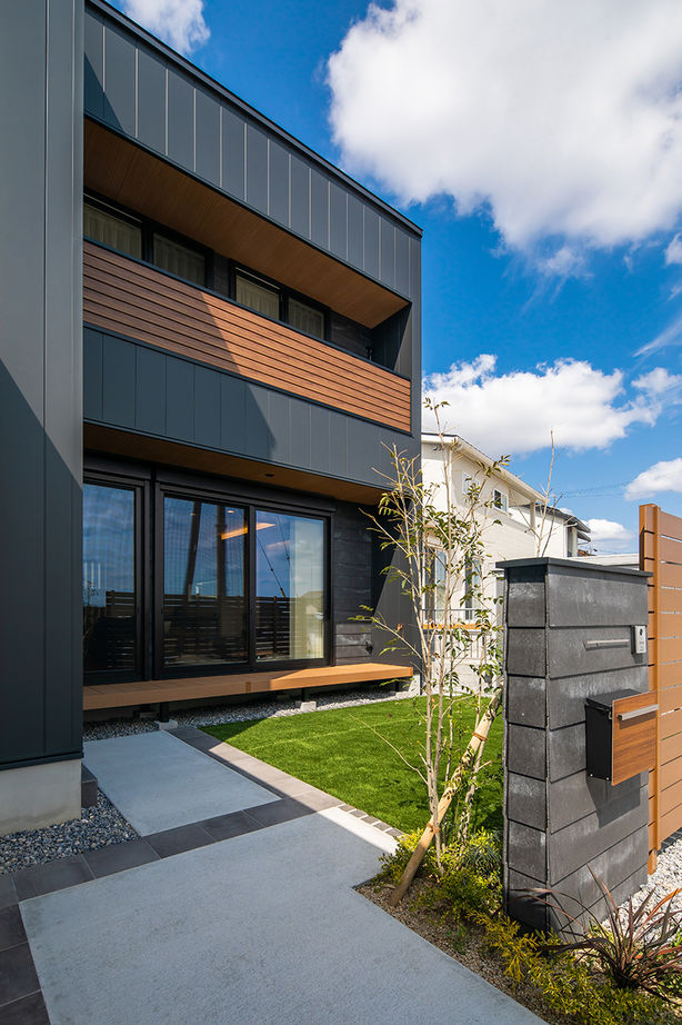 ルポハウス一級建築士事務所 【3000万円台/滋賀/庭付き】チークの床が映える家。Ｌ字の下がり天井が引き立てる上質な空間の建築実例画像10