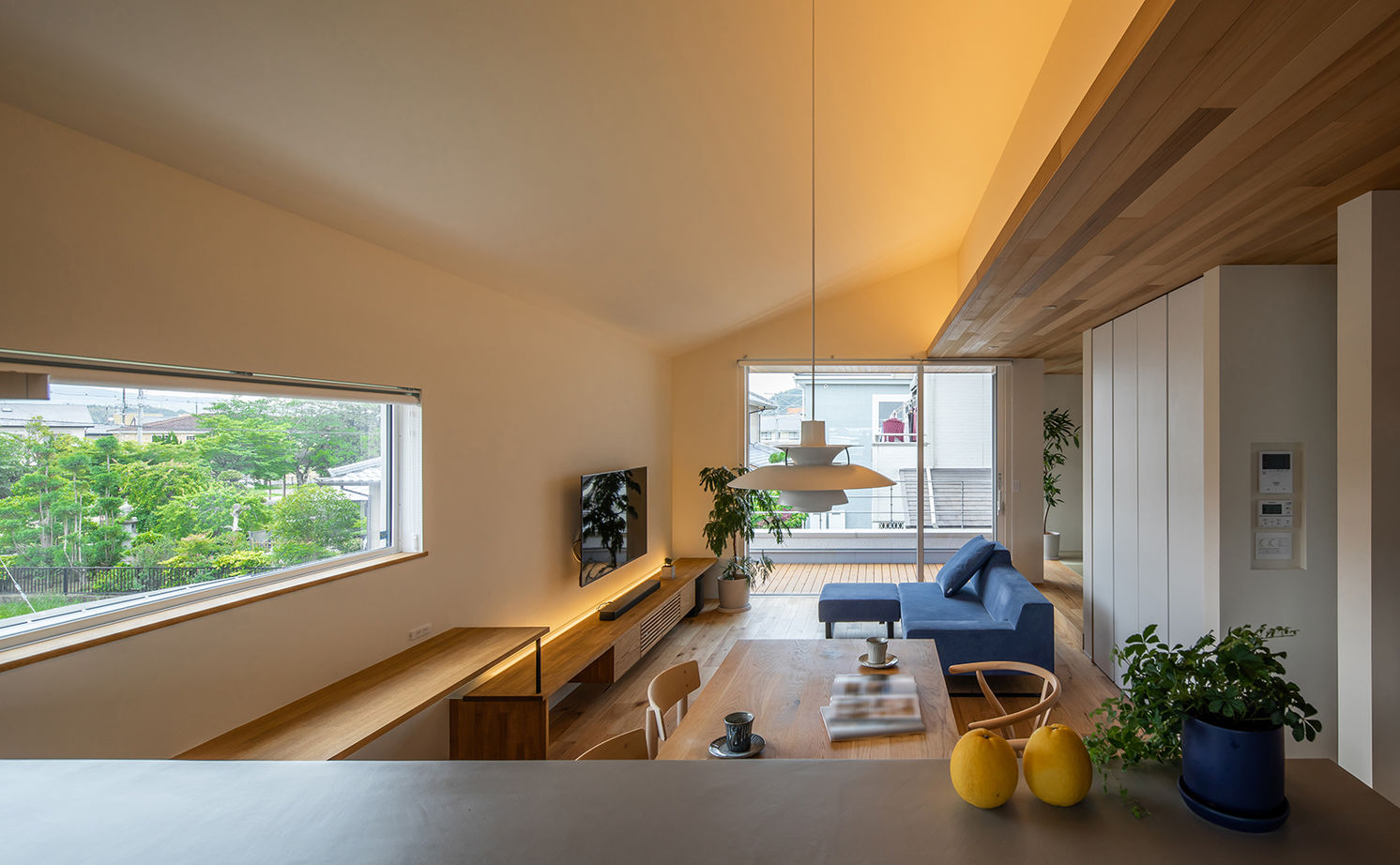 ルポハウス一級建築士事務所 【2000万円台/京都/自然素材】温かな光を感じる家。風景の中に溶け込むような２階リビングで暮らすの建築実例画像2