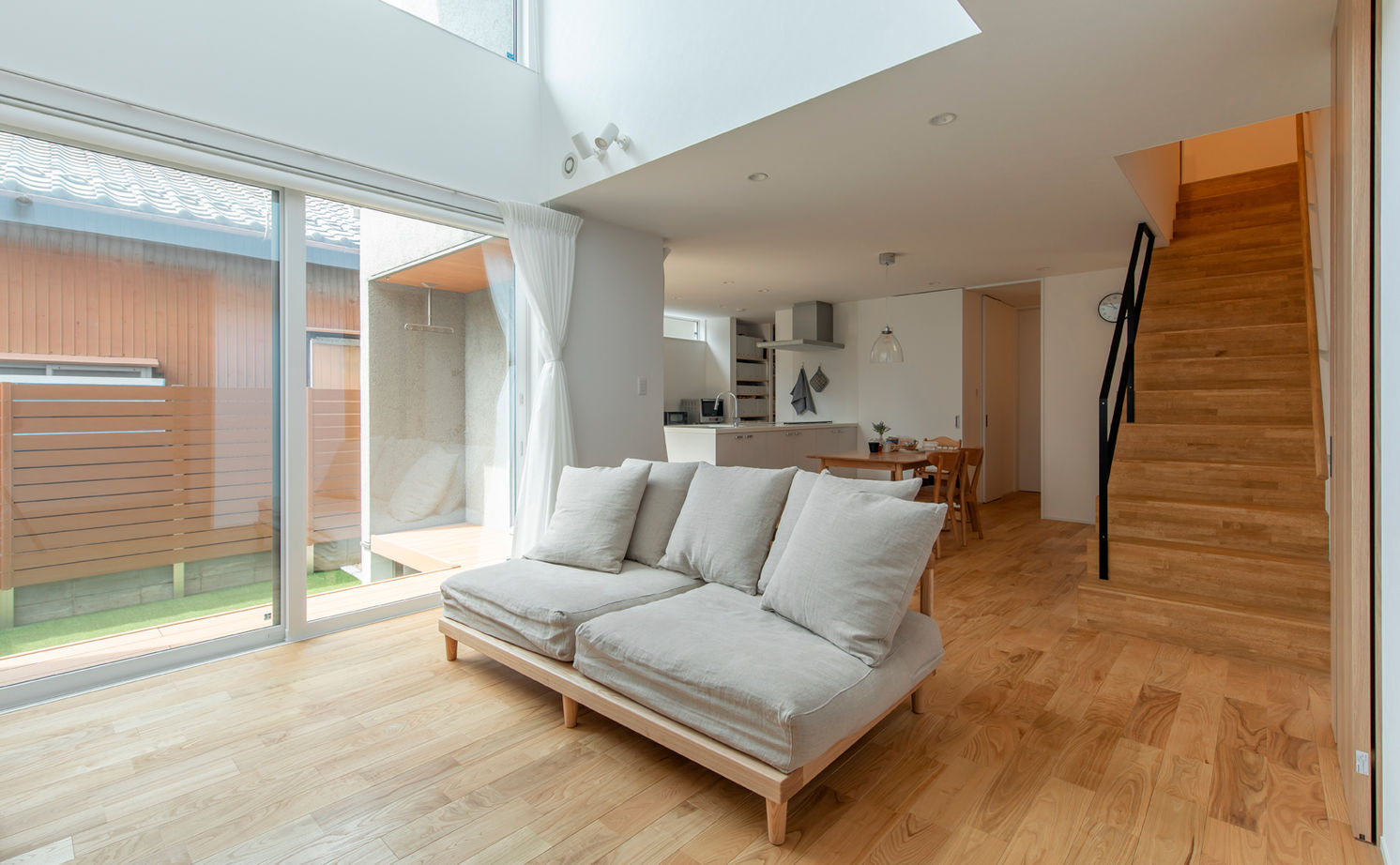 ルポハウス一級建築士事務所 【2000万円台／滋賀／2階建て／吹抜け】時代に左右されない、永く愛せるシンプルなデザインが魅力の家の建築実例画像2