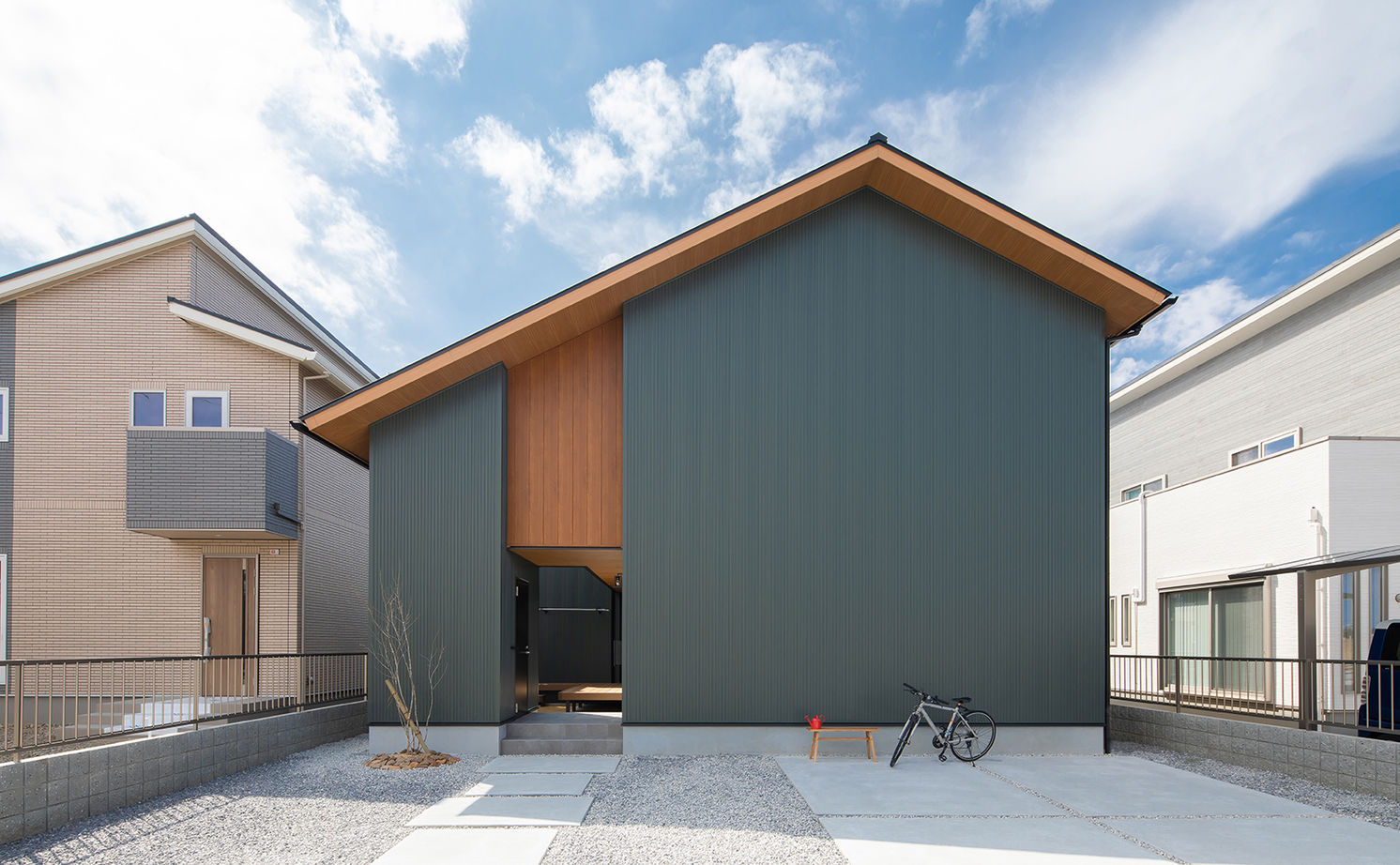 ルポハウス一級建築士事務所 【2000万円台/滋賀/吹抜け】猫と暮らす「への字」大屋根の家。おうち図書室やウッドデッキに寛ぐ空間の建築実例画像