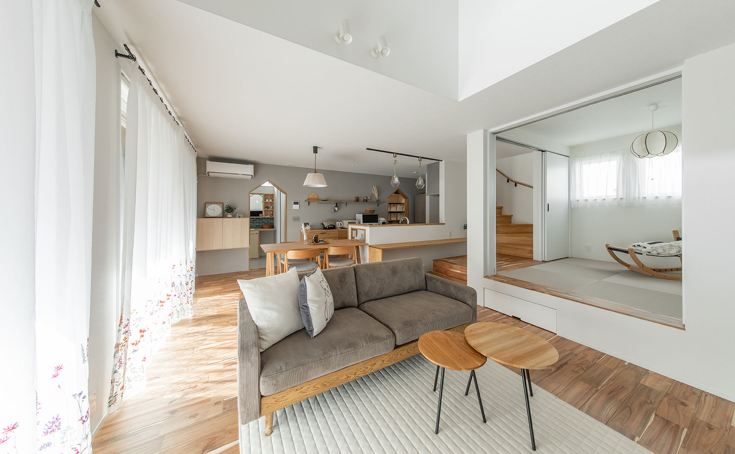 ルポハウス一級建築士事務所 【2000万円台/滋賀/吹抜け】猫と暮らす「への字」大屋根の家。おうち図書室やウッドデッキに寛ぐ空間の建築実例画像2