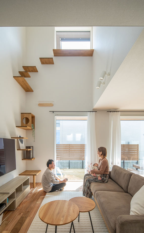 ルポハウス一級建築士事務所 【2000万円台/滋賀/吹抜け】猫と暮らす「への字」大屋根の家。おうち図書室やウッドデッキに寛ぐ空間の建築実例画像3