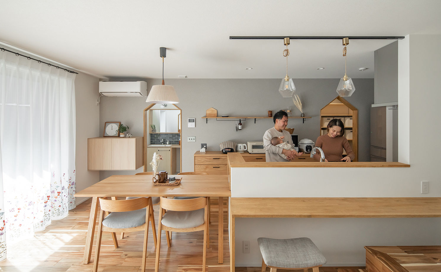 ルポハウス一級建築士事務所 【2000万円台/滋賀/吹抜け】猫と暮らす「への字」大屋根の家。おうち図書室やウッドデッキに寛ぐ空間の建築実例画像4