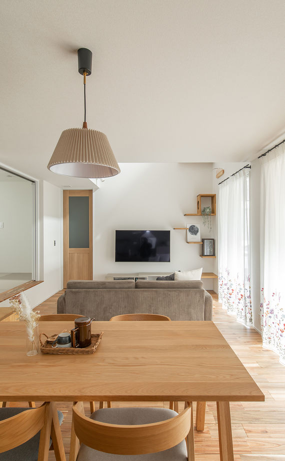 ルポハウス一級建築士事務所 【2000万円台/滋賀/吹抜け】猫と暮らす「への字」大屋根の家。おうち図書室やウッドデッキに寛ぐ空間の建築実例画像5