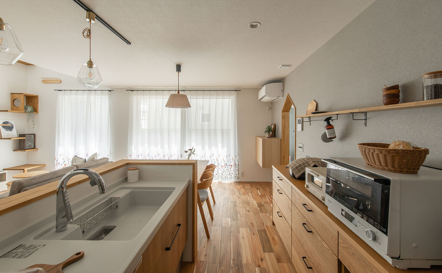 ルポハウス一級建築士事務所 【2000万円台/滋賀/吹抜け】猫と暮らす「への字」大屋根の家。おうち図書室やウッドデッキに寛ぐ空間の建築実例画像6