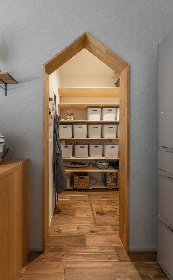 ルポハウス一級建築士事務所 【2000万円台/滋賀/吹抜け】猫と暮らす「への字」大屋根の家。おうち図書室やウッドデッキに寛ぐ空間の建築実例画像8