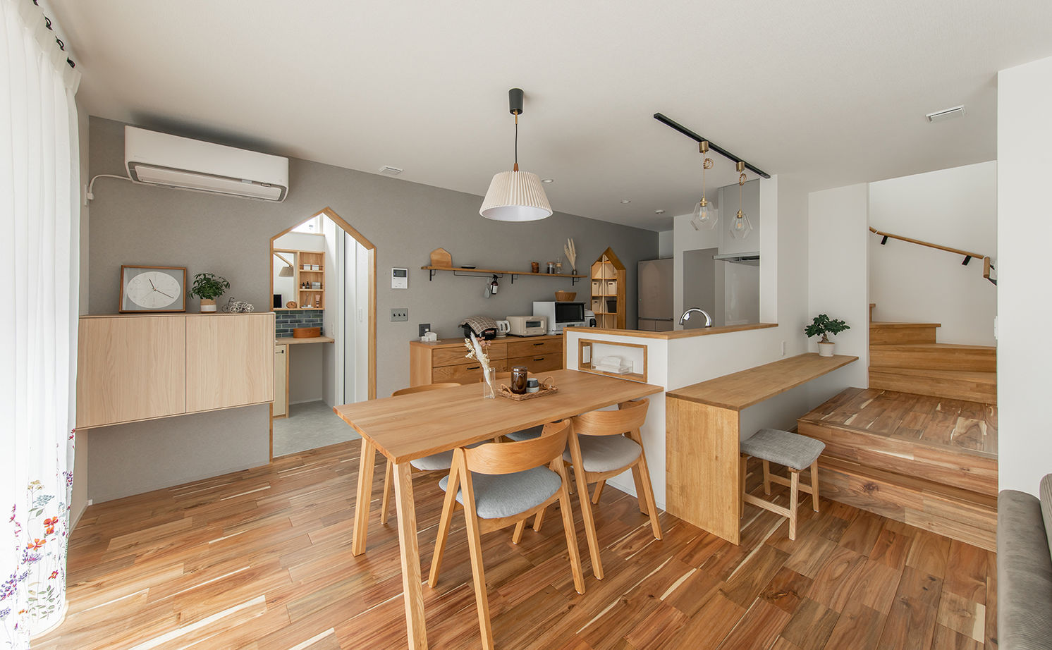 ルポハウス一級建築士事務所 【2000万円台/滋賀/吹抜け】猫と暮らす「への字」大屋根の家。おうち図書室やウッドデッキに寛ぐ空間の建築実例画像9