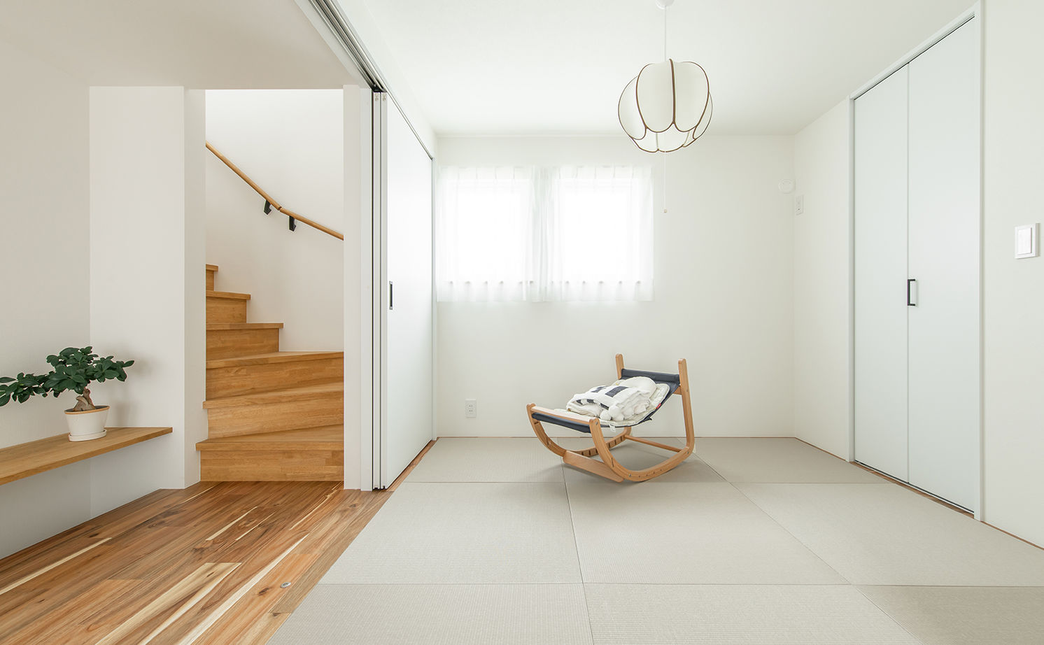 ルポハウス一級建築士事務所 【2000万円台/滋賀/吹抜け】猫と暮らす「への字」大屋根の家。おうち図書室やウッドデッキに寛ぐ空間の建築実例画像10