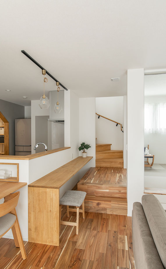 ルポハウス一級建築士事務所 【2000万円台/滋賀/吹抜け】猫と暮らす「への字」大屋根の家。おうち図書室やウッドデッキに寛ぐ空間の建築実例画像11